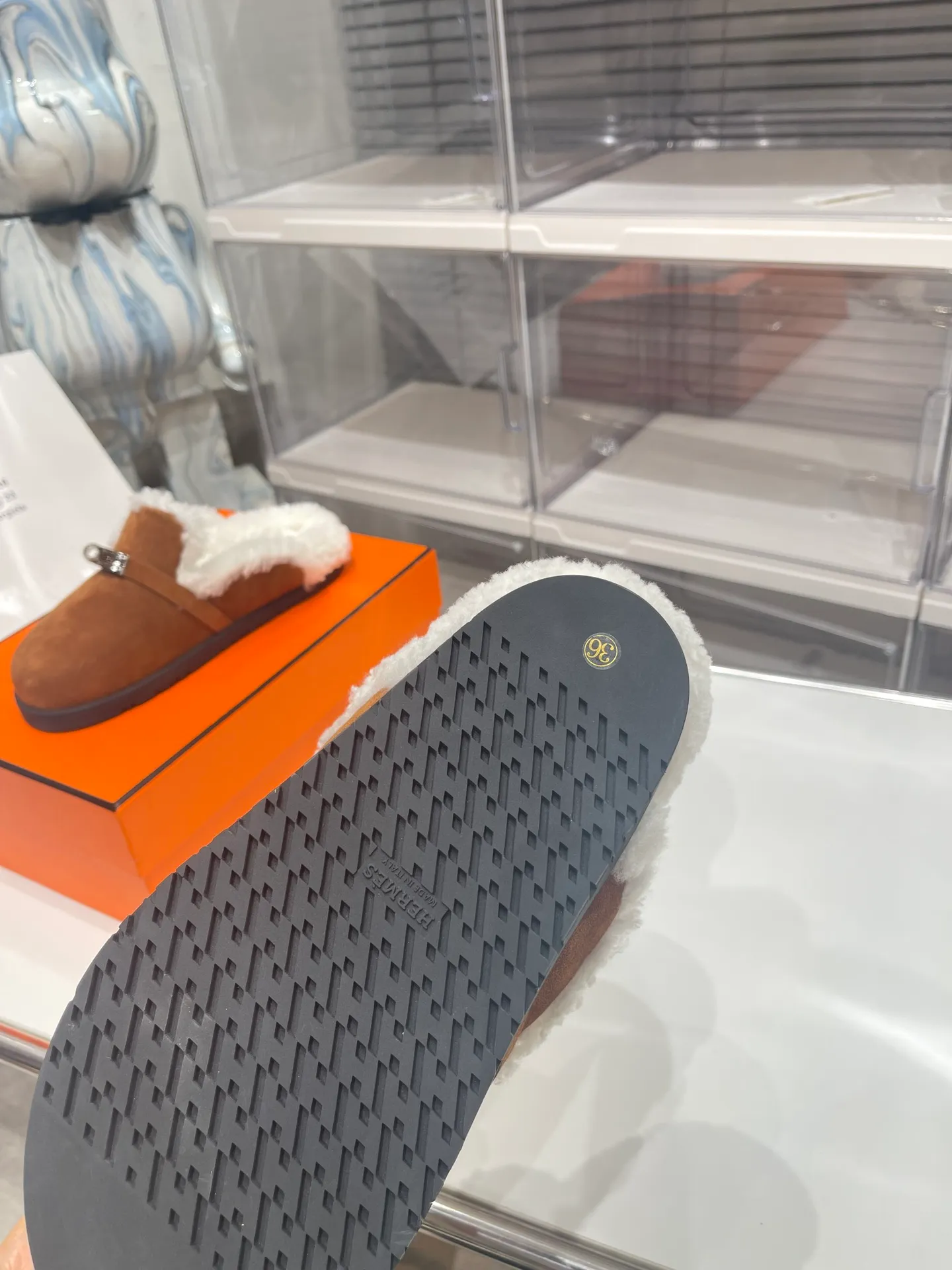【HERMESG】Furry mop P: 580💰 ●Number of sizes: Men 39-44 (45 custom-made) Women 35-40 (41.42 custom-made) HERMES Hermès cute half-movers.  Classic family language design! It looks good no matter how you match it! Casual and high-end feeling, the comfort is also great, paired with various colorful socks, it has a trendy high-end feel. The top version is made of high-quality real wool ●Upper: imported cow suede ●Inner: imported sheepskin one piece ●Foot: imported mixed sheepskin ●Outsole: Tpu non-slip and wear-resistant outsole.